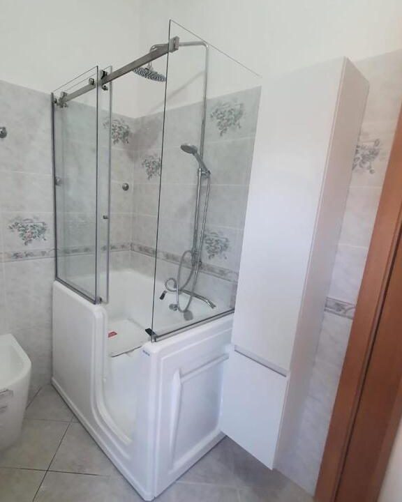 Vasca con porta installata da Bagnomagno